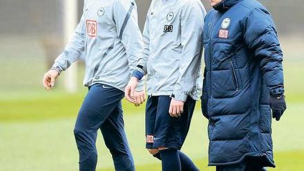 Im Gleichschritt Marsch! Herthas Trainer Otto Rehhagel in stiller Übereinkunft mit den beim FC Bayern sozialisierten Profis Christian Lell (Mitte) und Andreas Ottl. Foto: dapd