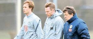 Im Gleichschritt Marsch! Herthas Trainer Otto Rehhagel in stiller Übereinkunft mit den beim FC Bayern sozialisierten Profis Christian Lell (Mitte) und Andreas Ottl. Foto: dapd