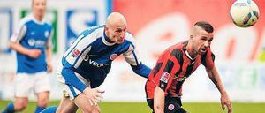 Zu oft zu spät dran. Hansas Janecka (links) im Duell mit dem Frankfurter Köhler.