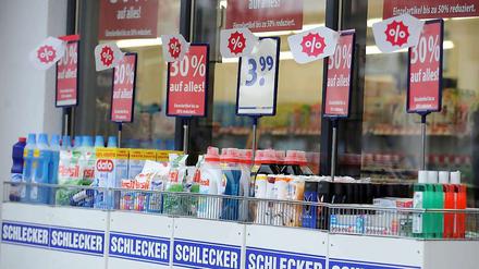 Die Drogeriemarktkette Schlecker sucht einen Investor, der sie rettet.