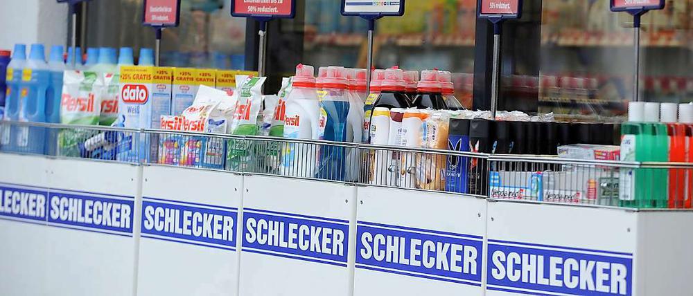 Die Drogeriemarktkette Schlecker sucht einen Investor, der sie rettet.
