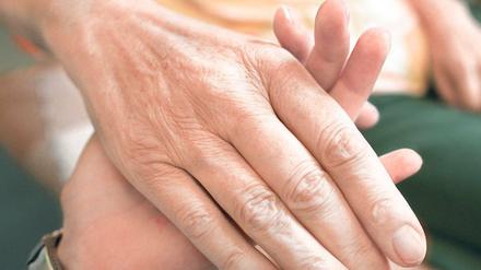 An die Hand nehmen. Eine einfühlsame Begleitung ist häufig wichtiger als eine intensive Therapie. 