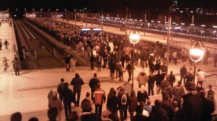 Gedränge am S-Bahnhof nach dem Hertha-Spiel im Olympiastadion: etliche mussten lange auf einen Zug warten.