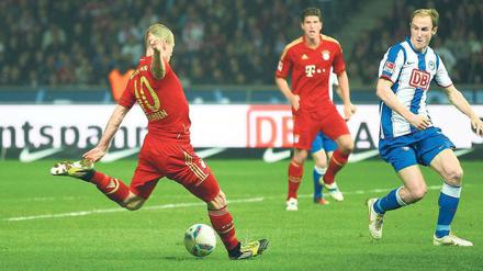 Bayern nimmt Maß. Arjen Robben erzielt das 2:0. Herthas Hubnik und Münchens Gomez schauen zu. Insgesamt traf der Holländer am Samstagabend drei Mal. Foto: Nordphoto
