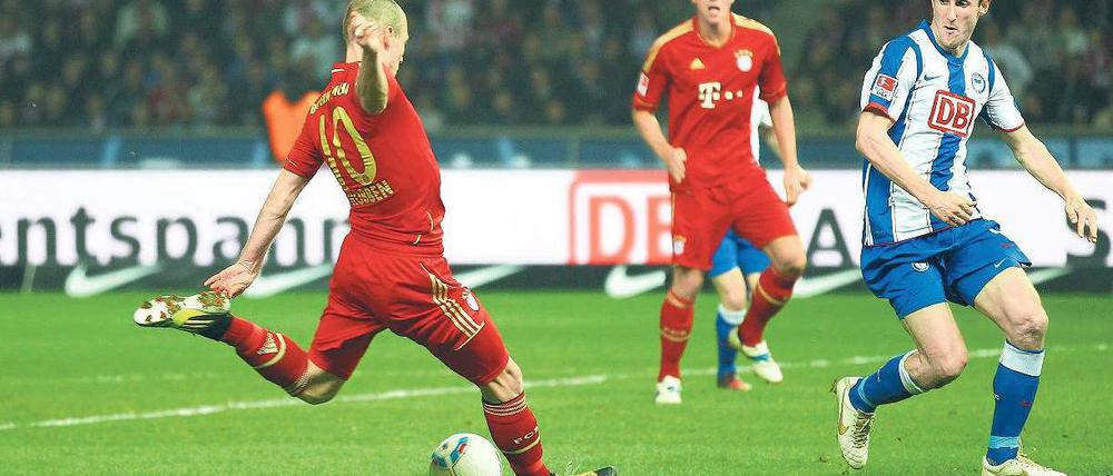 Bayern nimmt Maß. Arjen Robben erzielt das 2:0. Herthas Hubnik und Münchens Gomez schauen zu. Insgesamt traf der Holländer am Samstagabend drei Mal. Foto: Nordphoto
