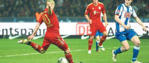 Bayern nimmt Maß. Arjen Robben erzielt das 2:0. Herthas Hubnik und Münchens Gomez schauen zu. Insgesamt traf der Holländer am Samstagabend drei Mal. Foto: Nordphoto