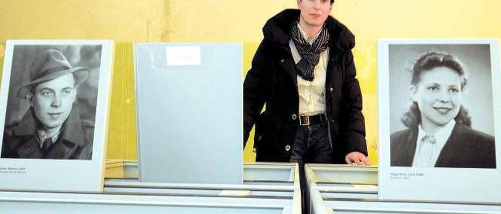 Umstrittenes Ausstellungskonzept. Auch die Leiterin der Gedenkstätte, Ines Reich, steht in der Kritik der Opferverbände. Foto: Theo Heimann/dapd