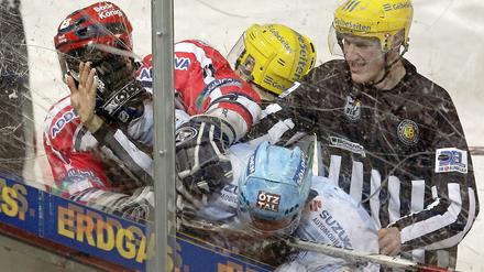 Mittendrin, statt nur dabei. Wenn die Emotionen im Eishockey hochkochen, haben die Schiedsrichter alle Hände voll zu tun.