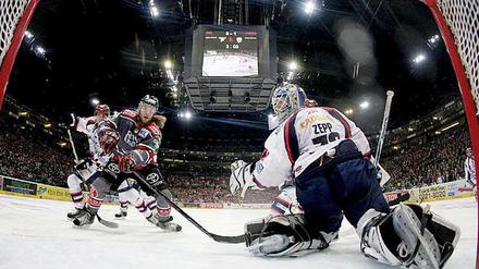 Damals war's. 2008 spielten die Eisbären im Play-off-Finale gegen die Haie.