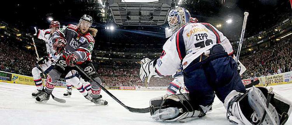 Damals war's. 2008 spielten die Eisbären im Play-off-Finale gegen die Haie.
