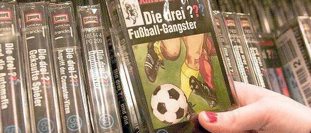 Die älteren Fans der Hörspielreihe „Die drei ???“ wollen auf ihre Kassetten nicht verzichten. Der Europa-Verlag hat sich darauf eingestellt. Foto: dapd