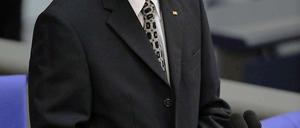 Allerdings gibt sich Lammert auch verschmitzt - und erinnert daran, dass der Bundespräsident eigentlich nur alle fünf Jahre gewählt werde: "Wir alle sollten uns bemühen, die politische Realität näher an die Verfassungsnorm zu bringen." Einige Lacher folgen, schließlich liegt Christian Wulffs vorzeitiger Abgang nur einen Monat zurück. Rücktritte seien weder eine Staatskrise noch Routine, sagt Lammert mit Blick auf Gaucks Vorgänger. "Die Geschichte dieser kurzen Präsidentschaft wird später geschrieben."