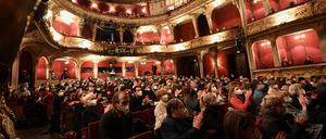 Im Schachbrettmuster. Welche Folgen hat der Abstand für das Theater- oder Konzerterlebnis? 