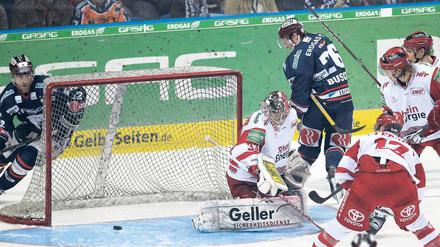 Nicht aufzuhalten von Torwart und Verteidigern. Florian Busch erzielt das 2:1 für die Eisbären. Foto: Harald Ottke