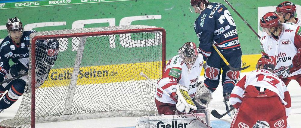 Nicht aufzuhalten von Torwart und Verteidigern. Florian Busch erzielt das 2:1 für die Eisbären. Foto: Harald Ottke