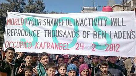 Protest in Idlib, Syrien, gegen das Regime in Damaskus. Die Bürger kritisieren dabei auch die Rolle der Weltgemeinschaft.