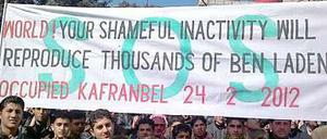Protest in Idlib, Syrien, gegen das Regime in Damaskus. Die Bürger kritisieren dabei auch die Rolle der Weltgemeinschaft.