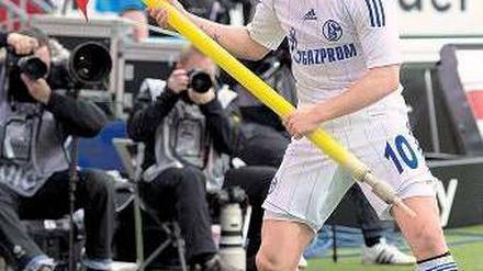 Darauf ein Tänzchen. Schalkes Lewis Holtby jubelt über sein Tor zum 1:1. Foto: dpa