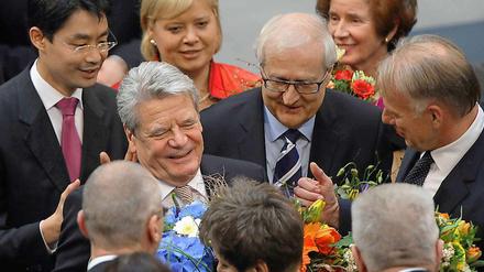 Alle gratulieren ihm: dabei haben die politischen Akteure im Moment noch ganz andere Probleme als die Wahl eines neuen Präsidenten.