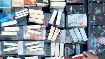 Konzernprodukte. Büchertisch des Münchner Piper Verlags in Leipzig. 