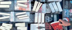 Konzernprodukte. Büchertisch des Münchner Piper Verlags in Leipzig. 