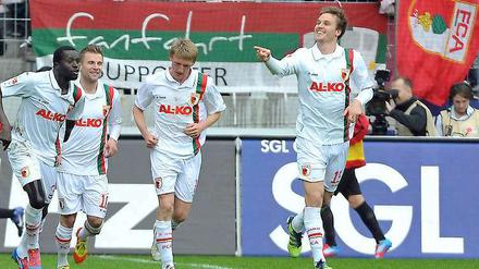 Die Puppen tanzen: Die Augsburger Gibril Sankoh, Daniel Baier, Axel Bellinghausen und Sebastian Langkamp (v. l. n. r.) feiern das 2:1 durch Langkamp.
