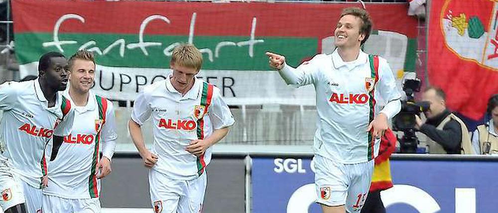 Die Puppen tanzen: Die Augsburger Gibril Sankoh, Daniel Baier, Axel Bellinghausen und Sebastian Langkamp (v. l. n. r.) feiern das 2:1 durch Langkamp.