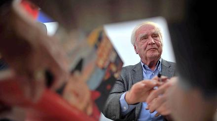 Martin Walser signiert a auf der Leipziger Buchmesse seinBuch "Meine Lebensreisen".