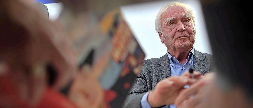 Martin Walser signiert a auf der Leipziger Buchmesse seinBuch "Meine Lebensreisen".