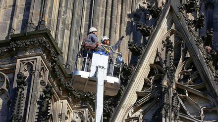 Mitarbeiter der Dombauhütte untersuchten die Abbruchstelle und konnten den Bereich später wieder freigeben.