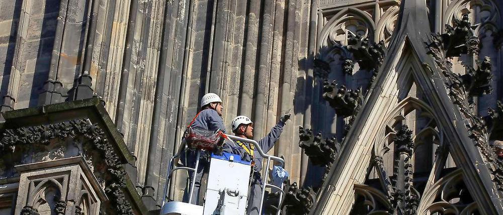 Mitarbeiter der Dombauhütte untersuchten die Abbruchstelle und konnten den Bereich später wieder freigeben.