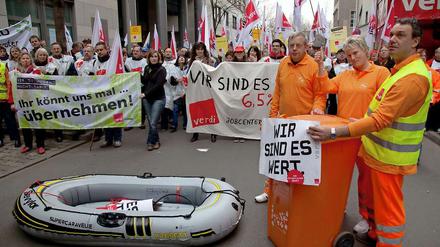 Warnstreik in Berlin. Vor dem Sitz der Wasserbetriebe demonstrierten am Mittwoch Beschäftigte aus verschiedenen öffentlichen Betrieben.