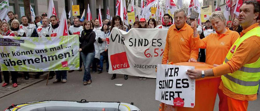 Warnstreik in Berlin. Vor dem Sitz der Wasserbetriebe demonstrierten am Mittwoch Beschäftigte aus verschiedenen öffentlichen Betrieben.