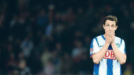 Der Spuk nimmt kein Ende. Christoph Janker und die übrigen Hertha-Spieler wirken zurzeit völlig überfordert von der Fußball-Bundesliga. Foto: AFP