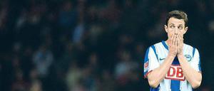 Der Spuk nimmt kein Ende. Christoph Janker und die übrigen Hertha-Spieler wirken zurzeit völlig überfordert von der Fußball-Bundesliga. Foto: AFP