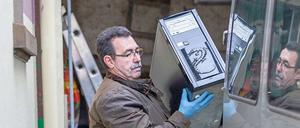 Ermittler stellen einen Computer des rechten Wohnprojektes "Braunes Haus" in Bad Neuenahr-Ahrweiler sicher.