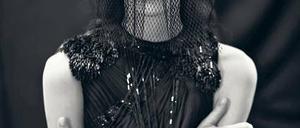 Altertümlicn neu. Mode von Augustin Teboul ist kostbar.