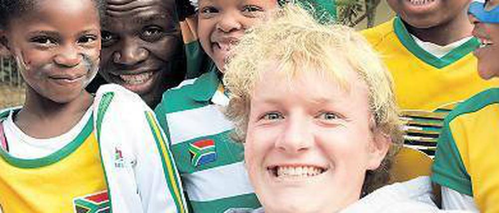 Alle zusammen. Sören Krüger, 25, aus Neukölln, engagiert sich in Südafrika.