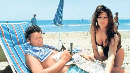 Bier, Beach und Busen. Polt als Italien-Urlauber im Kinofilm „Man spricht deutsh“ (1986). Foto: Cinetext