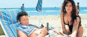 Bier, Beach und Busen. Polt als Italien-Urlauber im Kinofilm „Man spricht deutsh“ (1986). Foto: Cinetext