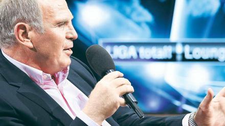 Verflochten. Uli Hoeneß als Gast bei „Liga Total“, der Bundesliga-Sendung im IP-TV, die im Auftrag der Telekom von Constantin Sport Medien produziert wird. Foto: dpa