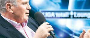 Verflochten. Uli Hoeneß als Gast bei „Liga Total“, der Bundesliga-Sendung im IP-TV, die im Auftrag der Telekom von Constantin Sport Medien produziert wird. Foto: dpa