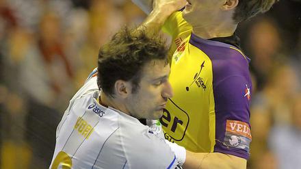 Berlins Bester: Sven Sören Christophersen (r.) traf achtmal gegen die Hamburger um Igor Vori (l.).