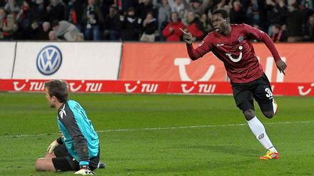 Gruppenbild mit Mame: Hannovers Mame Diouf feiert seinen Treffer zum 3:1, die Fans jubeln, Kölns Torwart Michael Rensing schaut weg.