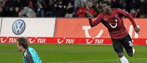 Gruppenbild mit Mame: Hannovers Mame Diouf feiert seinen Treffer zum 3:1, die Fans jubeln, Kölns Torwart Michael Rensing schaut weg.