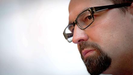 Gleich das erste Interview brachte den neuen Berliner Landesvorsitzenden der Piraten in Schwierigkeiten. Hartmut Semken entschuldigt sich auf dem Parteitag für die Kritik an der Fraktion, die er im Interview äußerte.