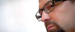 Gleich das erste Interview brachte den neuen Berliner Landesvorsitzenden der Piraten in Schwierigkeiten. Hartmut Semken entschuldigt sich auf dem Parteitag für die Kritik an der Fraktion, die er im Interview äußerte.