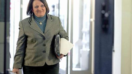 Was dieser Stapel Papier wohl wert ist? Dem Max-Planck-Institut, das ein Gutachten zur Vorratsdatenspeicherung für sie erstellt hatte, zahlte Justizministerin Sabine Leutheusser-Schnarrenberger 20.000 Euro.