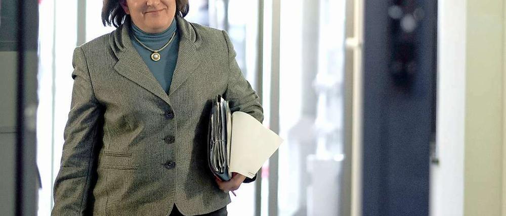 Was dieser Stapel Papier wohl wert ist? Dem Max-Planck-Institut, das ein Gutachten zur Vorratsdatenspeicherung für sie erstellt hatte, zahlte Justizministerin Sabine Leutheusser-Schnarrenberger 20.000 Euro.