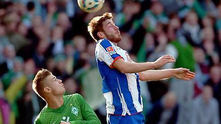 Augen auf! Tunay Torun (hier im Kopfballduell mit Bremens Florian Harthertz) konnte bei Hertha noch nicht überzeugen. 
